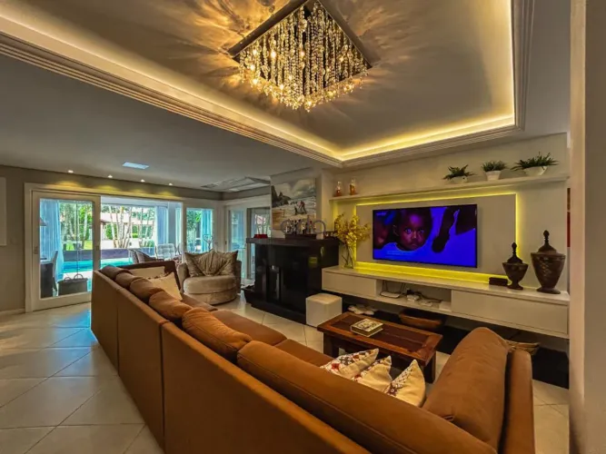 Casa mobiliada e decorada com 05 suítes e piscina á venda no Condomínio Atlântida Lagos Pa