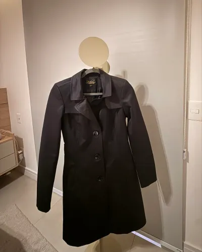 Casaco trench coat em couro sintético preto