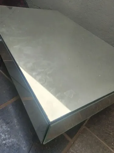 Estou vendendo essa mesa de centro está com detalhe com vidro 