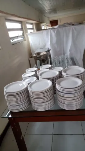 Pratos de jantar pra recepção buffet 