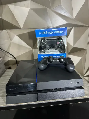 PS4 com 2 Controles + 1 Jogo Mídia Física