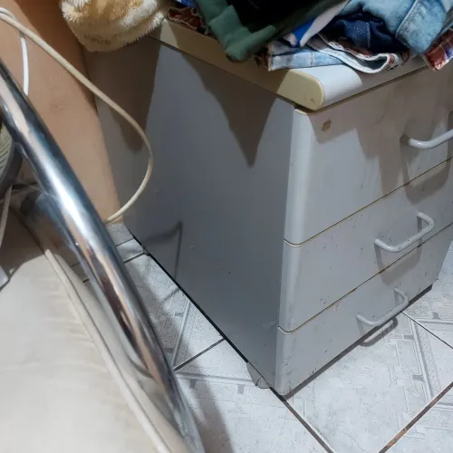 Vende mesa e gaveteiro 