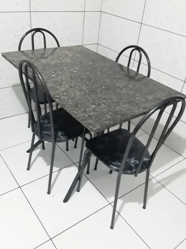 Vendo mesa de cozinha de mármore 4 cadeiras 