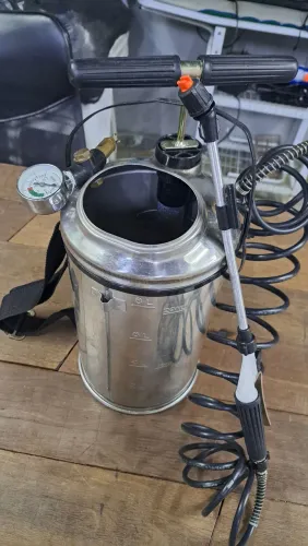 Pulverizador completo em INOX 8 litros /manômetro e válvula de descompressão. R$ 1.000,00