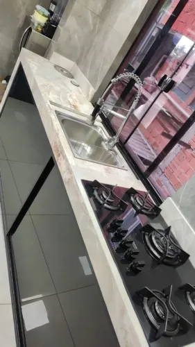 Pias bancadas e lavatórios 