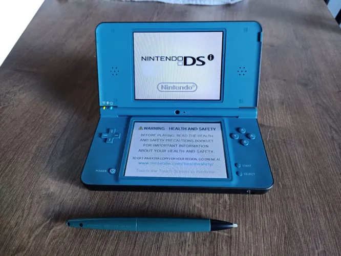 Nintendo DSi XL, com cartão R4, em estado de colecionável. Completo, tudo funcionando.
