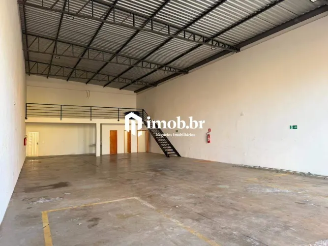 Galpão para Locação no Parque das Laranjeiras II 250 m² de Construção