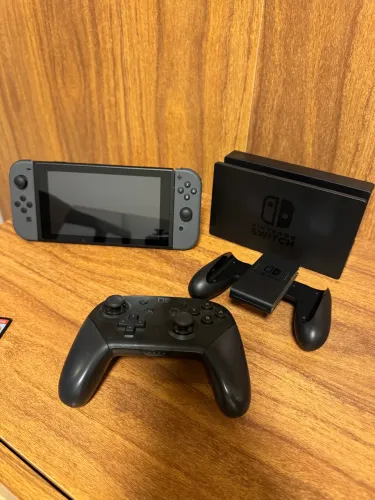 Nintendo Switch (1a geração) + Pro Controller + Jogos