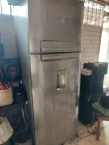 Geladeira Electrolux frost free ( com defeito) gela e para, mais o motor funciona