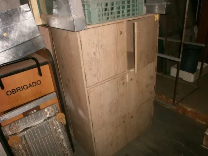 armário em mdf - com 6 portas - esta sem as chaves - medindo 85 x 80 x 1,30mt