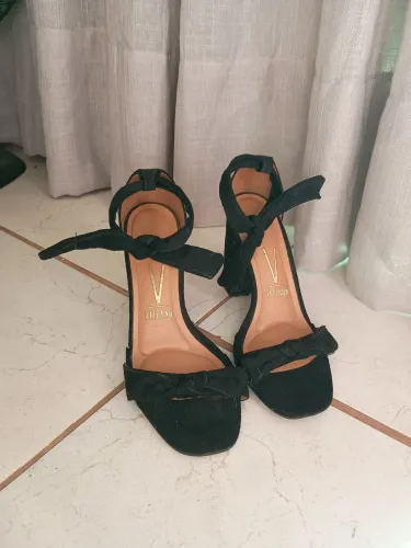 Sandália preta Vizzano 