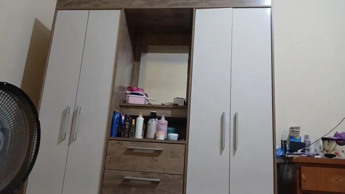 Guarda roupas em excelente estado