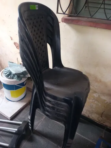 Cadeira preta de plastico 