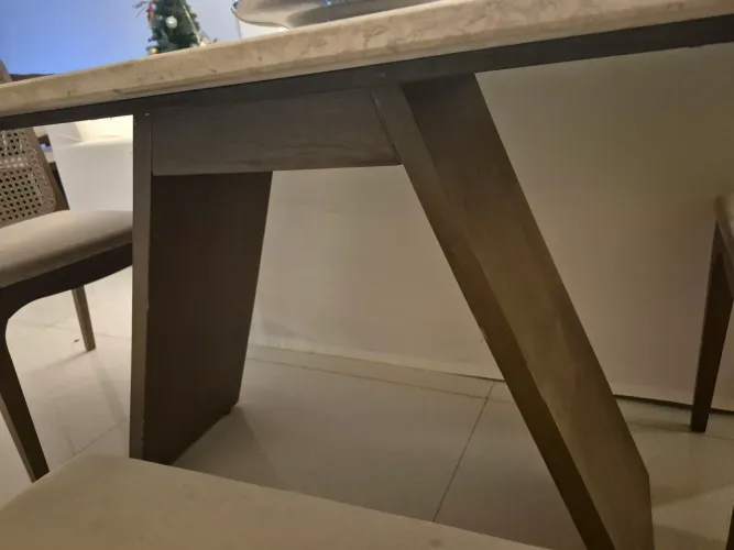 Mesa com base em mármore italiano, pés en  madeira de lei.