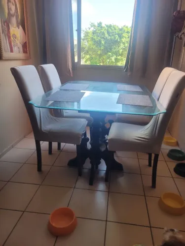 Mesa de madeira e tampo de vidro