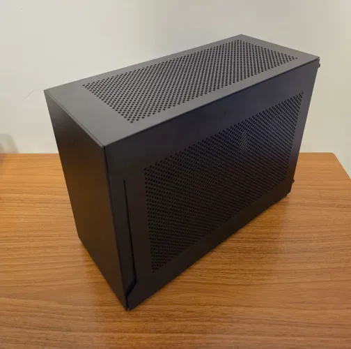 Gabinete gamer itx Lian Li A4-H20 Dan 11 litros suporte watercooler