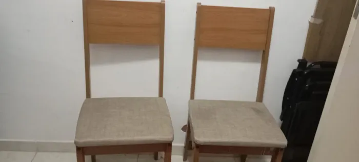 Duas cadeiras de MDF