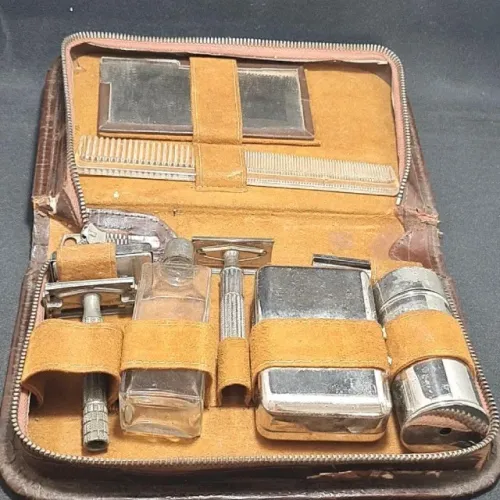 Estojo de barbear antigo ( necessaire de viagem ), provavelmente datado entre as décadas d