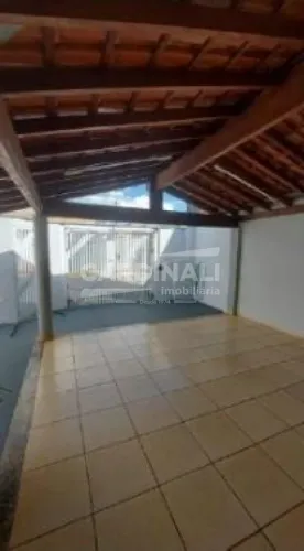Casa com ótima localização, com móveis planejados e mobília.