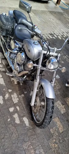 Vende-se motocicleta Yamaha Dragstar 650 ano 2005 na cor prata com 42.000km