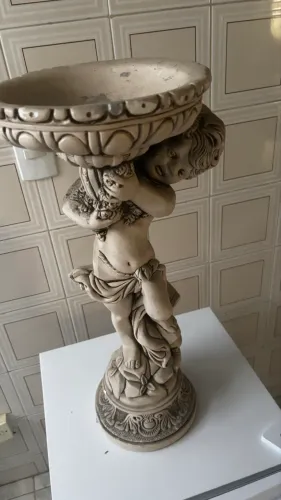 pedestal decorativo para plantas ou objetos.