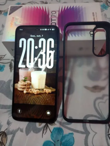 Vendo um celular infinix HOT70 novo um meses de comprando quem tiver interesse só falar