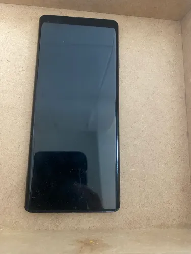 Celular tela quebrada com caixa 