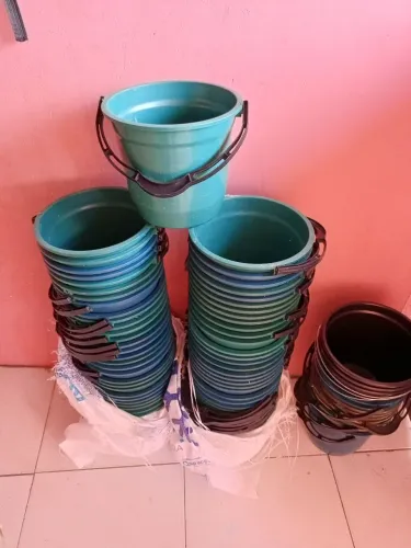Baldes plásticos