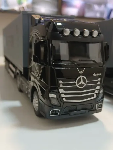 Caminhão de metal , com luz e som 1/50