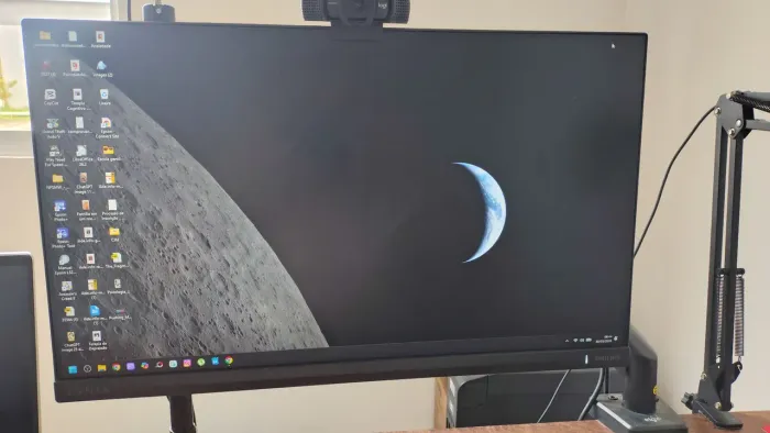 Monitor Philips Evnia 24 polegadas. Acompanha base original e braco articulado.
