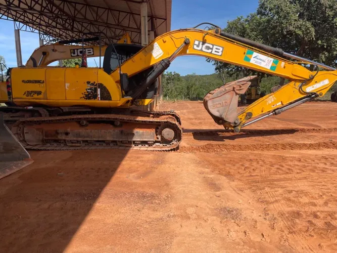 Escavadeira JCB Js200