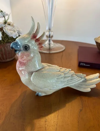 Cacatua decorativa em poliresina