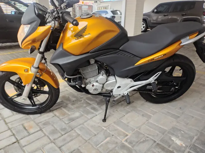 Excelente CB 300R , 2° dono, toda organizada.