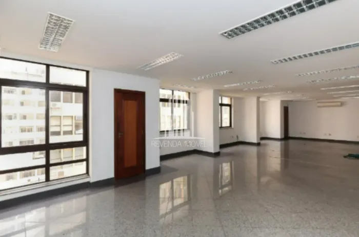 Espaço comercial à venda no centro de São Paulo - Sala com 101m² e banheiro - Oportunidade