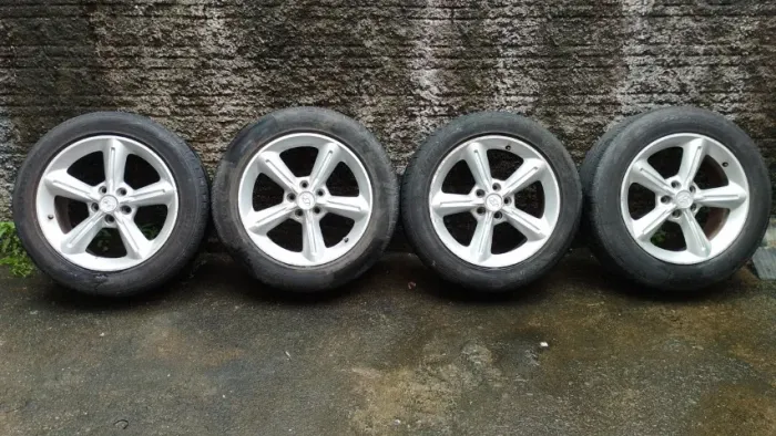 Rodas aro 18 com pneu Furação 5x114