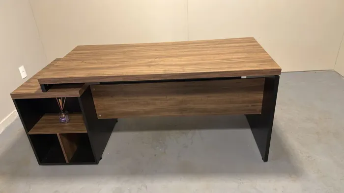 Mesa de Escritório com gavetas e nicho decorativo 