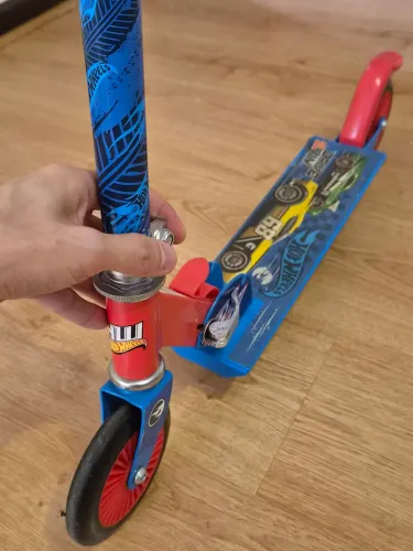 Patinete infantil Hot Wheels usado
