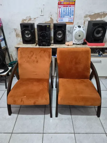 poltronas decorativas de madeira com braço curvo ou cadeiras