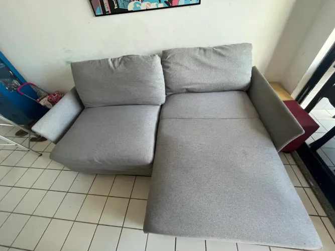 Vendo Sofá 2 Lugares com Chaise na cor cinza claro.