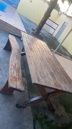 Mesa rústica de madeira 