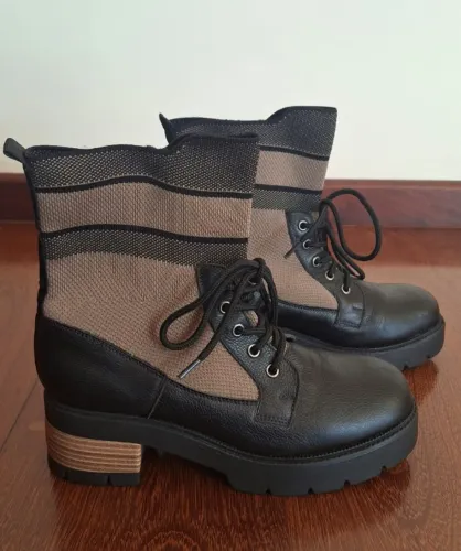 Bota preta estilo coturno