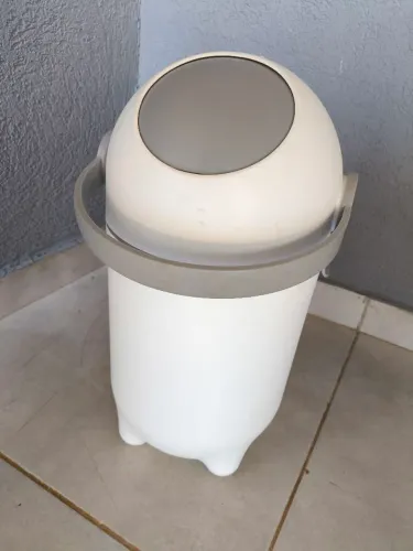 Lixeira anti-odor - Branca e em bom estado ?