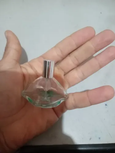 Frasco de perfume vazio em bom estado 