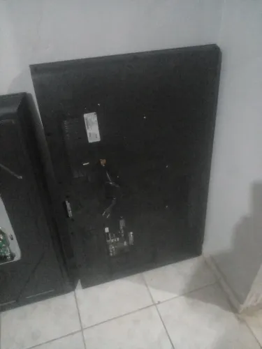 Vendo 3 tvs pra retirada de pecas
