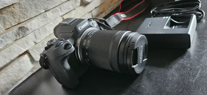 Canon R100 com lente 18 - 150 mm+ 2 baterias