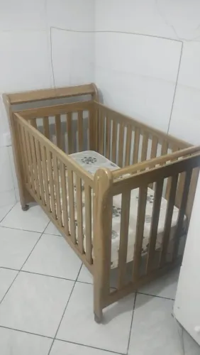 Berço 2 em 1 acompanha o colchão