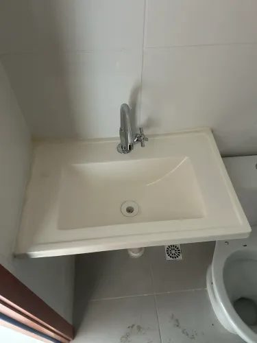 Pia com torneira para banheiro nova