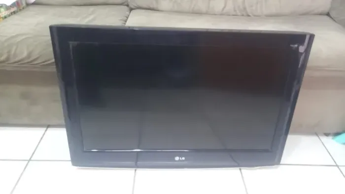 TV LCD LG 32LH35FD sem pezinho e sem controle não está ligando usada.