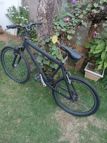 Bicicleta aro 26, preta, usada.