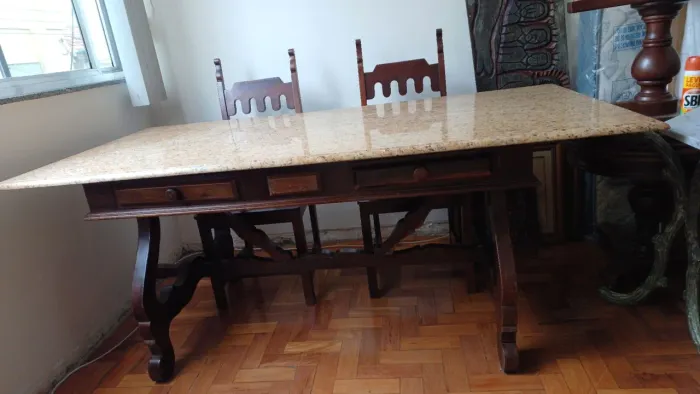 VENDO MESA DE JANTAR COM 6 CADEIRAS.